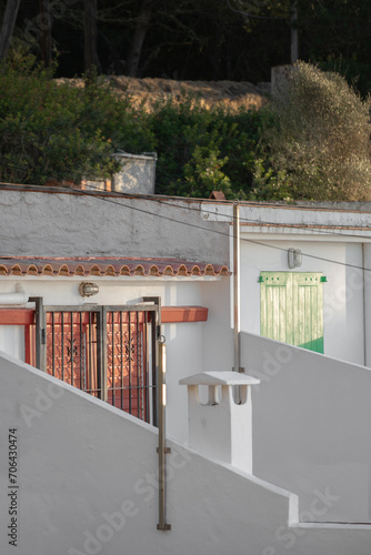 Casas con puertas de colores en Cala S'Alguer Palamós, Costa Brava, Cataluña, España