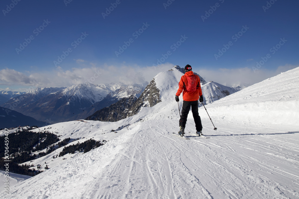 Skifahrer auf einer Piste im Skigebiet im Hochgebirge