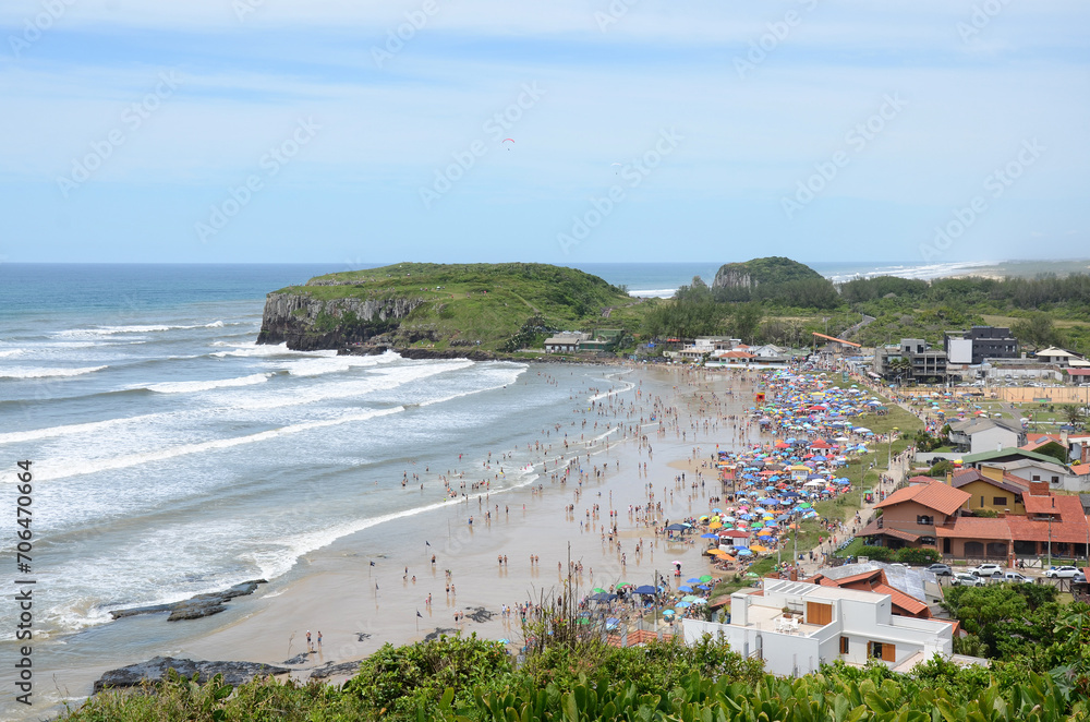 Panoramic view of the coast of Torres city with crowded beach - Praia da Cal - Torres, Brasil Panoramic view of the coast of Torres city with crowded beach - Praia da Cal - Torres, Brasil