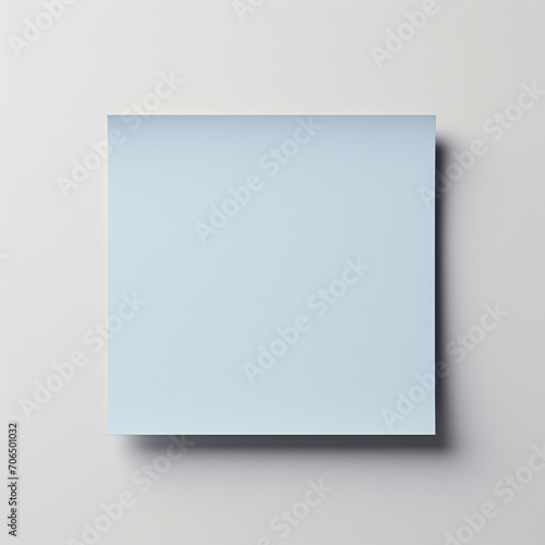 Fotografia de estilo mockup con detalle de nota de papel de tonos azules sobre fondo neutro