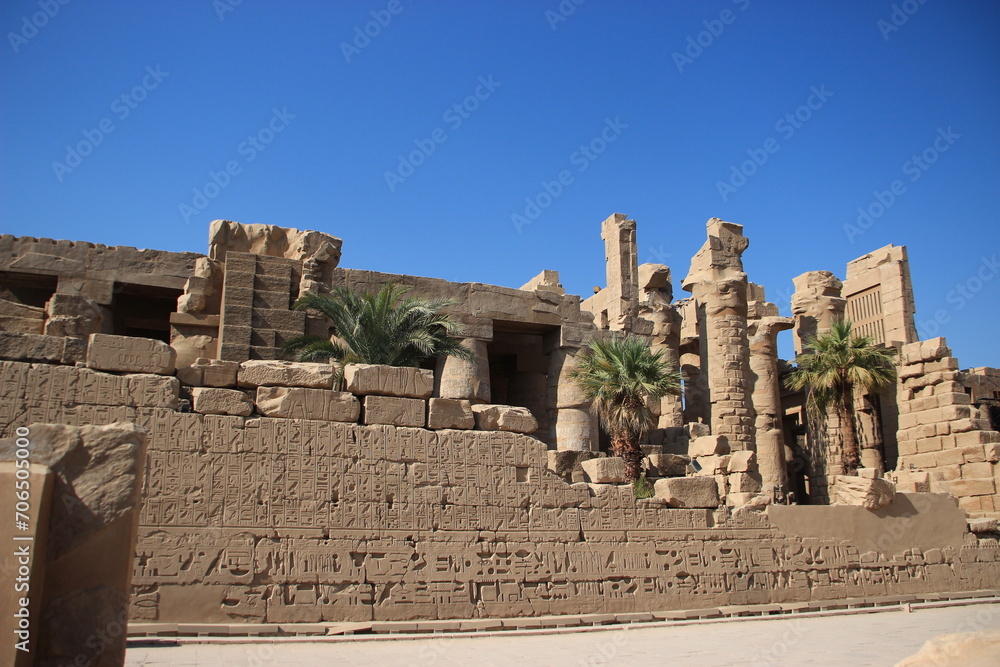 mur d'enceinte du temple de Thutmoses III , détail de la reconstitution (Karnak,Louxor,Egypte)