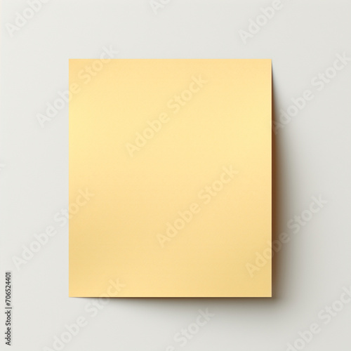 Fotografia de estilo mockup con detalle de notas de papel de tonos amarillos sobre fondo neutro