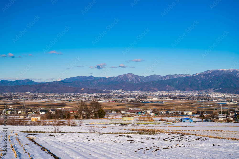 冬の山形村から見る松本市