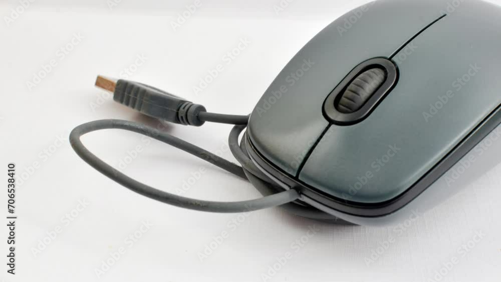 Gray computer mouse highlighted on a light surface, a symbol of productivity and technology. Detail of a gray computer mouse on a light background, ideal for work and innovation concepts. Gray computer mouse highlighted on a light surface, a symbol of productivity and technology. Detail of a gray computer mouse on a light background, ideal for work and innovation concepts.