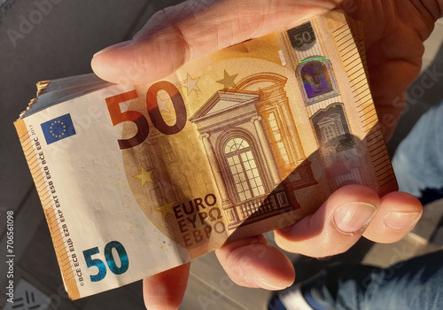 Banconote da 50 euro nelle mani di un uomo - ricchezza  photo