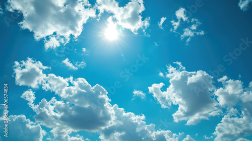 ciel bleu ensoleillé avec quelques nuages blanc, beau temps