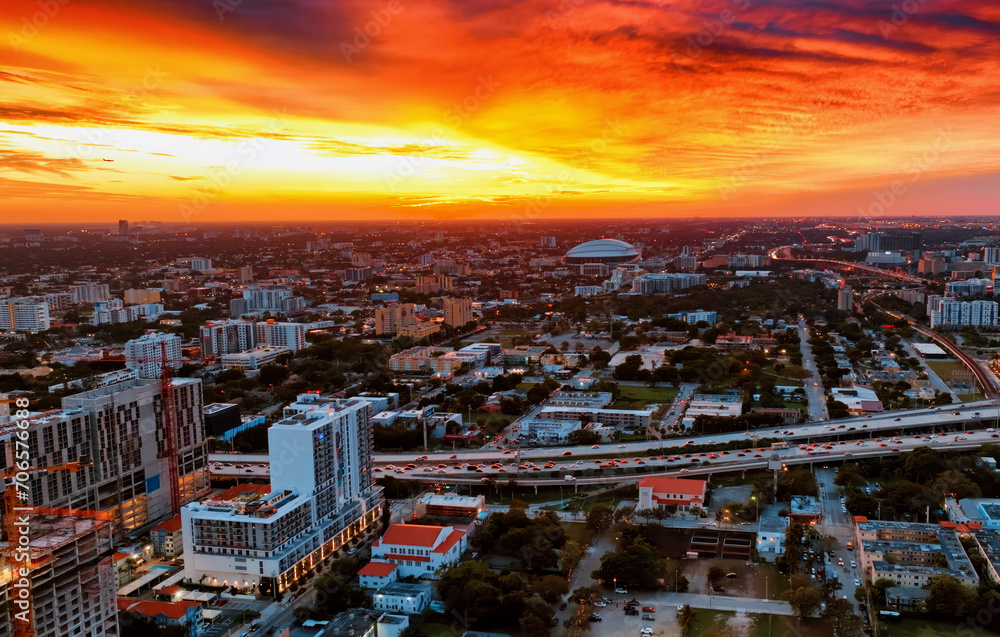 Obraz premium Aerial View of Miami City at Sunset. Capture the stunning beauty of Miami City from above as the sun sets.