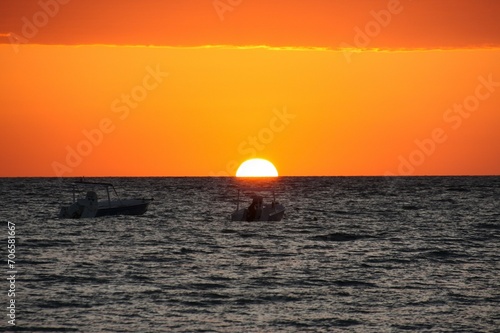 couché de soleil sur la mer © romain
