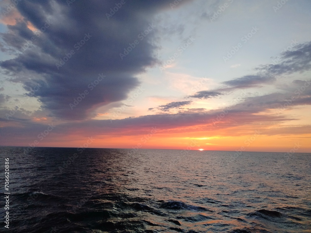 Fototapeta premium sunset over the ocean