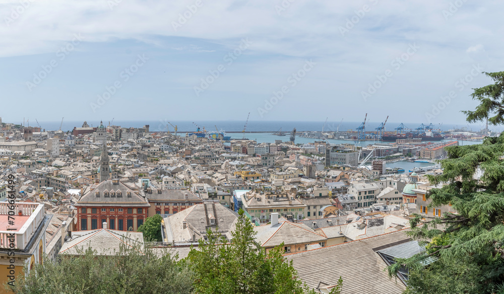Vue panoramique de Gênes en Italie depuis les hauteurs de la ville.	