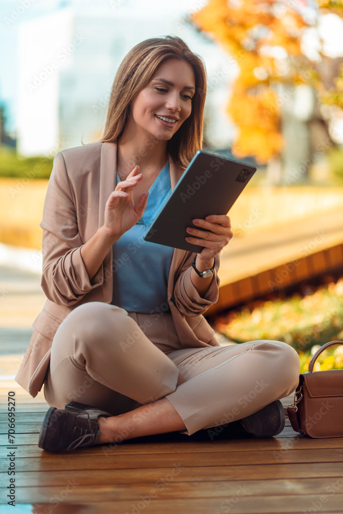 Portrait of a successful business woman using digital tablet
Portrait of a successful business woman using digital tablet