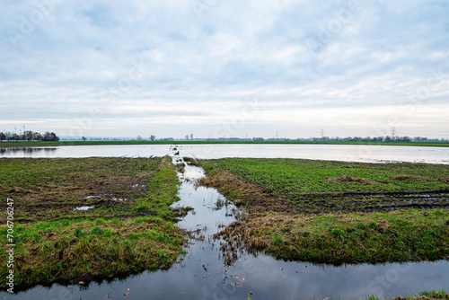 Hochwasser - nach starken Regenfällen überflutete Ackerfläche, mit Spaten ausgehobene Enwässerungsrinne. © Countrypixel