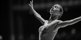Fotografia íntima em preto e branco capturando a emoção de uma bailarina durante a performance, demonstrando elegância e movimento.