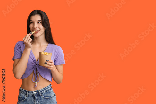 Beautiful young woman eatin...