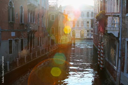 Canal de Venecia con sol