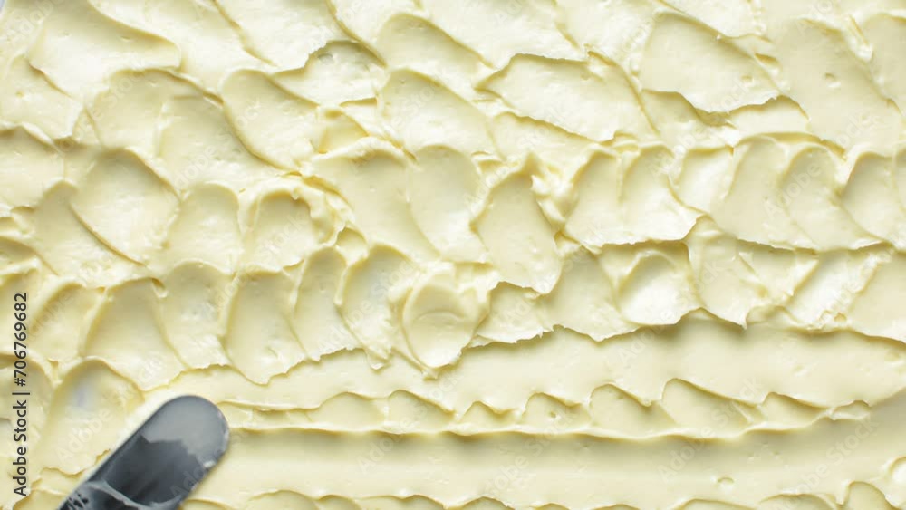Vidéo Stock Top view of buttercream being spread with a spatula