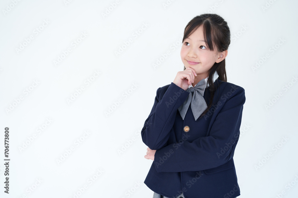 考え事をする小学生の女の子 考え事をする小学生の女の子