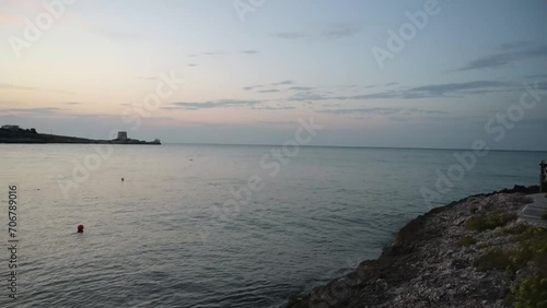 uccello vola allinterno di una baia con una torre saracena di avvistamento photo