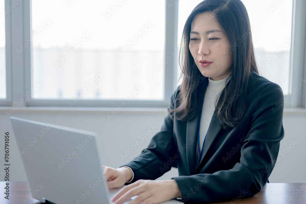 パソコンと働く女性 パソコンと働く女性