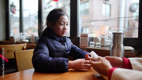 韓国ソウルのレストランに韓国人の女の子がいるスローモーション映像  Slow-motion video of a Korean girl at a restaurant in Seoul, South Korea photo