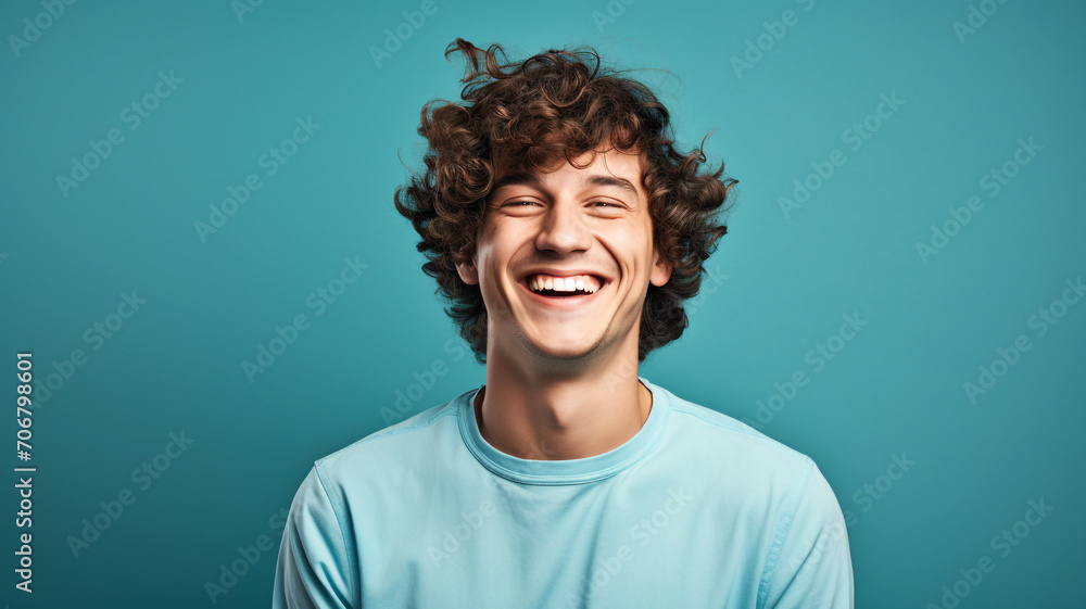 Naklejka premium Happy smiling young adult man on a solid background