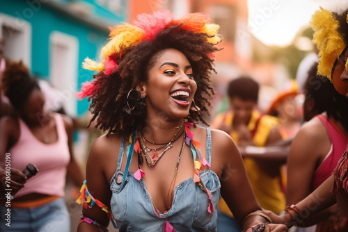  Hermosa Mujer Afrodisfruta las Festividades con Amistades
