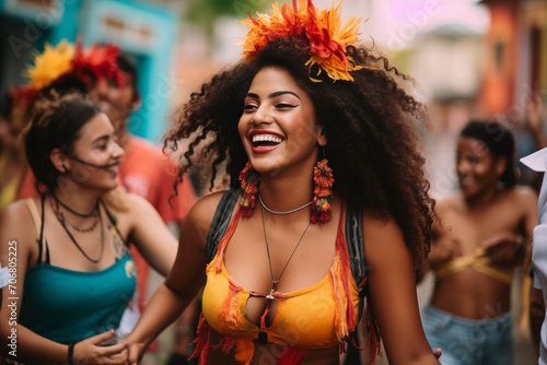 Mujer Deslumbrante Celebra con Amigos en Fiesta de carnaval. © yumir