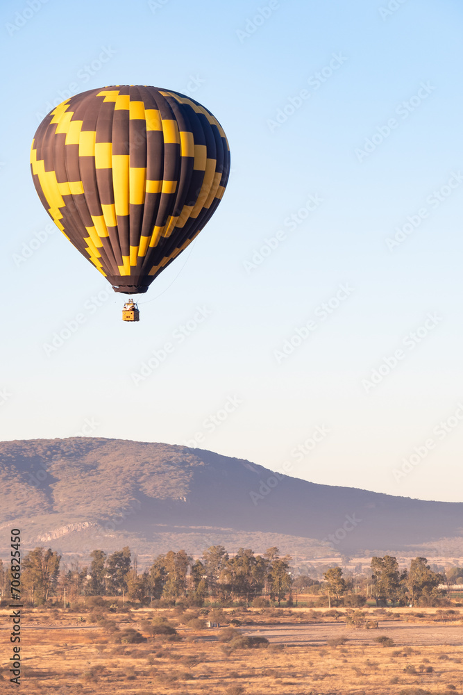 Obraz premium hot air balloon trip through the mountains of Mexico, balloon flight concept