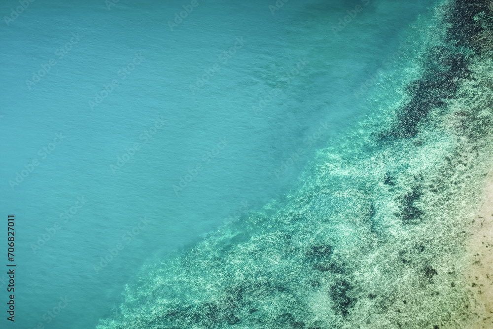 Obraz premium The picture depicts a serene blue water background, exuding calmness and tranquility. It evokes a sense of peacefulness and invites one to immerse in its soothing hues.