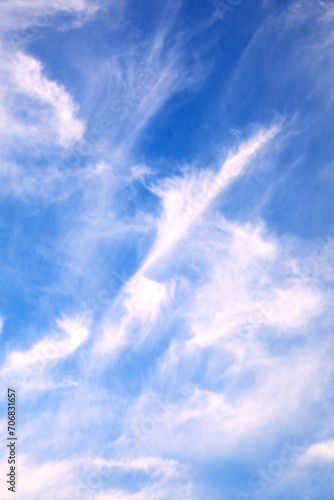 青空と雲のデザイン的空模様 © 写真小僧