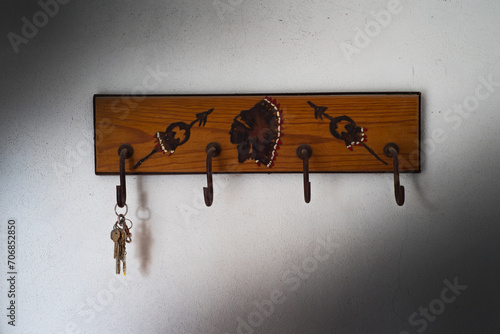 Artesania. Perchero de madera, decorado estilo indio, nativo americano, con llaves colgadas.