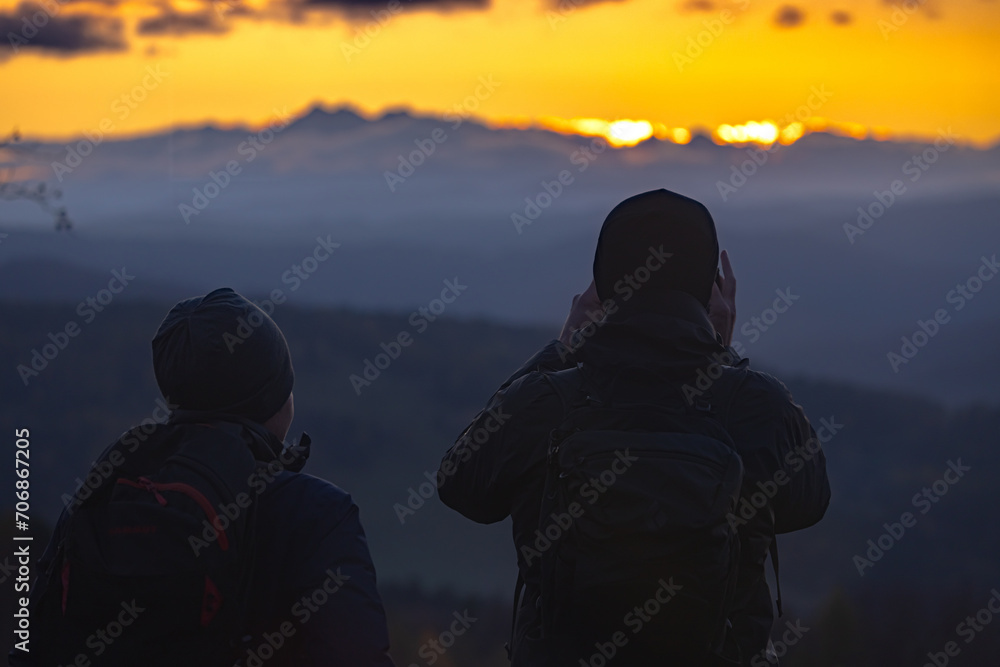 Turyści przy Bacówce nad Wierchomlą jesienią. Obserwowanie zachodu słońca.