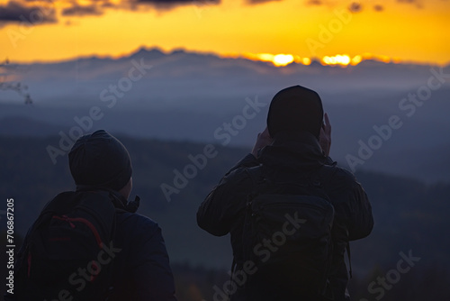 Fototapeta Naklejka Na Ścianę i Meble -  Turyści przy Bacówce nad Wierchomlą jesienią. Obserwowanie zachodu słońca.