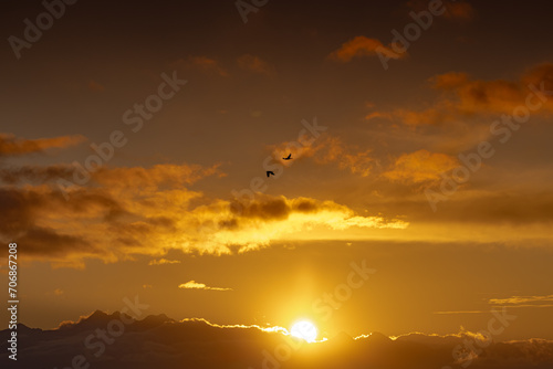 Ptaki na niebie przy Bac  wce nad Wierchoml   jesieni  . Widok na zach  d s  o  ca.