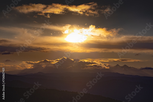 Tatry spod Bacówki nad Wierchomlą o zachodzie słońca jesienią.. Widok na niebo i góry.