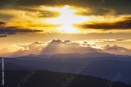Tatry spod Bacówki nad Wierchomlą o zachodzie słońca jesienią.. Widok na niebo i góry.
