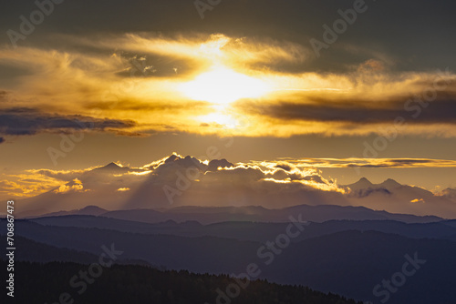 Tatry spod Bacówki nad Wierchomlą o zachodzie słońca jesienią.. Widok na niebo i góry. © rogozinski
