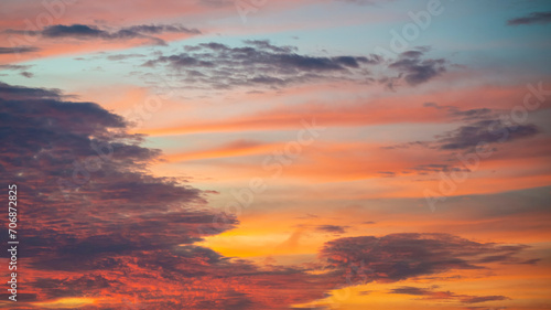 Ciel rougeoyant au coucher du soleil © patrick
