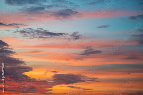 Ciel rougeoyant au coucher du soleil © PPJ