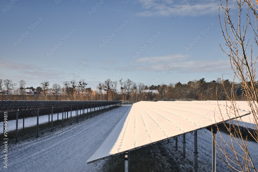 Elektrizität - Photovoltaik - Solar - Environment- Ecology - Solar System - Energy - Electric - Alternative - Klimaneutral - Winter - Schnee - Kalt
