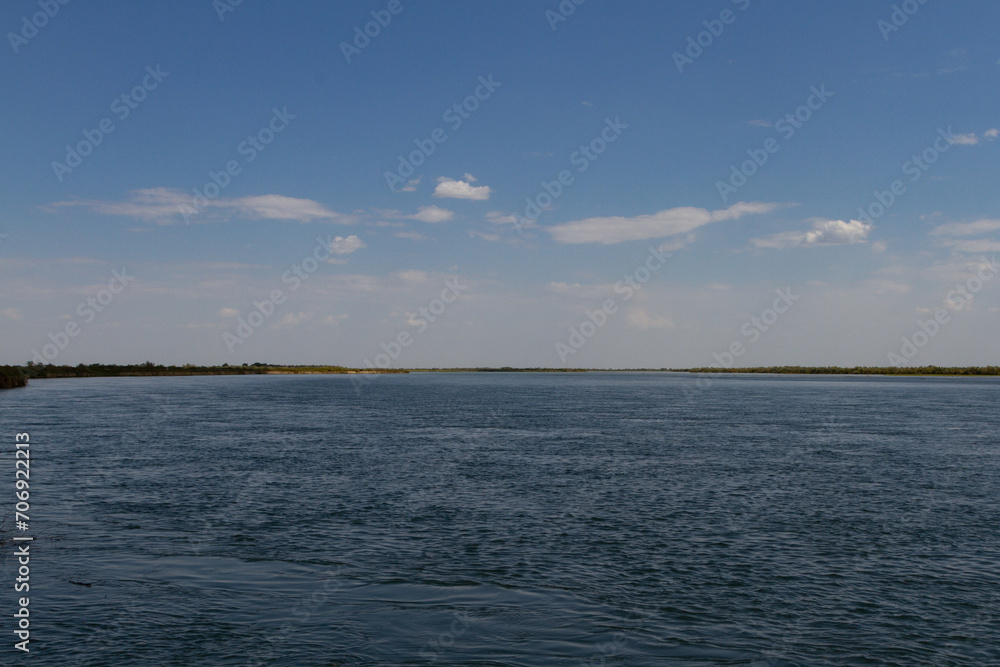 Obraz premium smooth surface of a large river