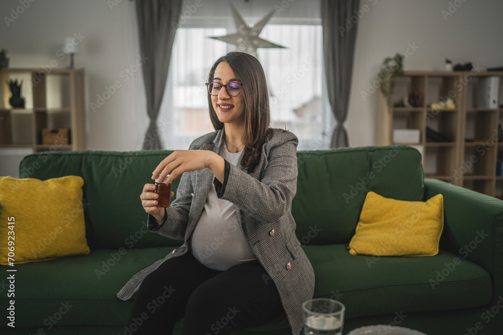 Obraz premium Expectant woman read leaflet take tablets medication or supplement