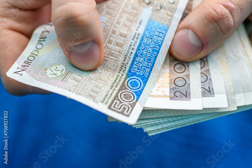Płacić polska gotówka, banknoty pln w dłoniach 
