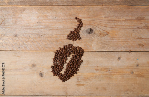 Kaffee Kaffeebohnen auf Holztisch Table Top Aufsicht Topshot Kaffeetasse 