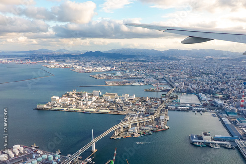 玄界灘・博多湾・博多の町並み　福岡空港への着陸前