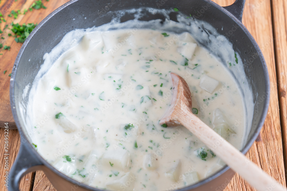 kohlrabi gemüse in der herstellung abgebunden suppe sauerrahm speisestärke kohlrabi gemüse in der herstellung abgebunden suppe sauerrahm speisestärke
