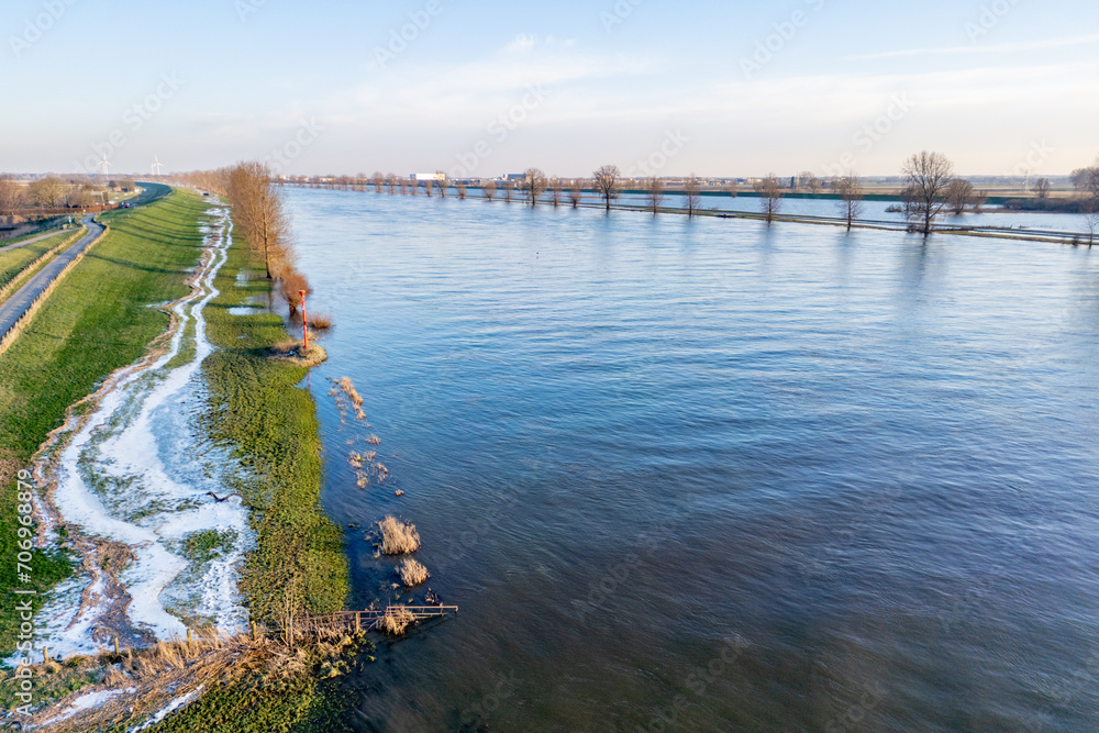 High water along the Merwede and the Maas near Gorinchem, Sleeuwijk and Dussen.