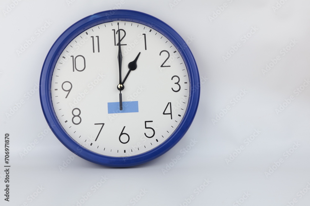 Set di orologi da ufficio che mostrano isolati su sfondo bianco. Orologio da pare che indica le ore 1 o 13. Set di orologi da ufficio che mostrano isolati su sfondo bianco. Orologio da pare che indica le ore 1 o 13.