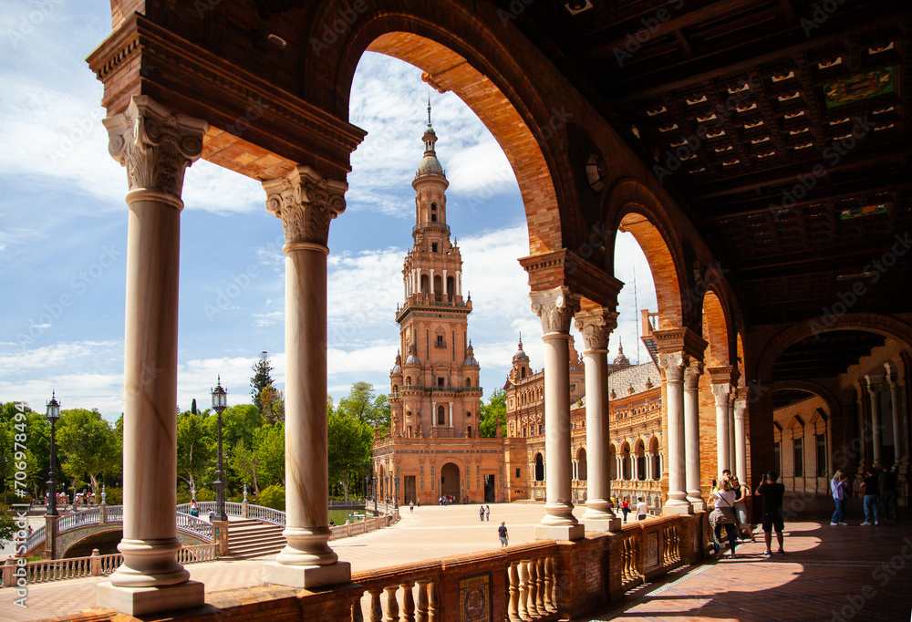 Obraz premium Plaza de Espana, Seville, columns through walkway looking to Cathedral