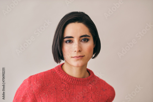 Bild auf Leinwand Smart latina woman looking at camera, close up portrait